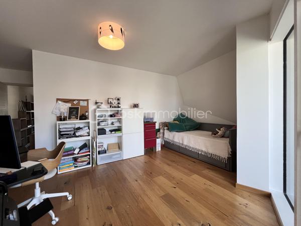 Rare à la vente – Une adresse privilégiée au cœur d’Annecy

Dans le très recherché secteur du Trésum, au sein d’une résidence récente et de prestige, découvrez ce magnifique appartement de 95 m² situé au 6ᵉ étage.

Résolument contemporain, cet appartement séduit par son élégance, sa luminosité et la qualité de ses prestations.

La pièce de vie s’ouvre sur une belle terrasse principale, offrant un panorama remarquable sur le lac et les reliefs environnants. Une seconde terrasse, coté Ouest vient compléter les espaces extérieurs.

L’espace nuit se compose de trois chambres et de deux salles de bains.

Pour parfaire ce bien rare, un double garage avec électricité est inclus au sein de la résidence.

Les atouts

• 95 m²
• 6ᵉ étage
• Résidence récente et prestigieuse
• Vue lac et montagnes
• 3 chambres
• 2 salles de bains
• Deux terrasses
• Prestations modernes et soignées
• Double garage

Un bien rare dans l’un des secteurs les plus recherchés d’Annecy, réunissant emplacement, vue, confort et prestations.

Une adresse privilégiée pour profiter pleinement du lac et de la qualité de vie annécienne.