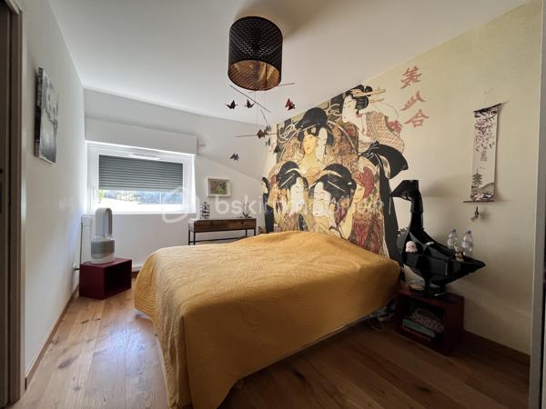 Rare à la vente – Une adresse privilégiée au cœur d’Annecy

Dans le très recherché secteur du Trésum, au sein d’une résidence récente et de prestige, découvrez ce magnifique appartement de 95 m² situé au 6ᵉ étage.

Résolument contemporain, cet appartement séduit par son élégance, sa luminosité et la qualité de ses prestations.

La pièce de vie s’ouvre sur une belle terrasse principale, offrant un panorama remarquable sur le lac et les reliefs environnants. Une seconde terrasse, coté Ouest vient compléter les espaces extérieurs.

L’espace nuit se compose de trois chambres et de deux salles de bains.

Pour parfaire ce bien rare, un double garage avec électricité est inclus au sein de la résidence.

Les atouts

• 95 m²
• 6ᵉ étage
• Résidence récente et prestigieuse
• Vue lac et montagnes
• 3 chambres
• 2 salles de bains
• Deux terrasses
• Prestations modernes et soignées
• Double garage

Un bien rare dans l’un des secteurs les plus recherchés d’Annecy, réunissant emplacement, vue, confort et prestations.

Une adresse privilégiée pour profiter pleinement du lac et de la qualité de vie annécienne.