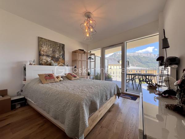 Rare à la vente – Une adresse privilégiée au cœur d’Annecy

Dans le très recherché secteur du Trésum, au sein d’une résidence récente et de prestige, découvrez ce magnifique appartement de 95 m² situé au 6ᵉ étage.

Résolument contemporain, cet appartement séduit par son élégance, sa luminosité et la qualité de ses prestations.

La pièce de vie s’ouvre sur une belle terrasse principale, offrant un panorama remarquable sur le lac et les reliefs environnants. Une seconde terrasse, coté Ouest vient compléter les espaces extérieurs.

L’espace nuit se compose de trois chambres et de deux salles de bains.

Pour parfaire ce bien rare, un double garage avec électricité est inclus au sein de la résidence.

Les atouts

• 95 m²
• 6ᵉ étage
• Résidence récente et prestigieuse
• Vue lac et montagnes
• 3 chambres
• 2 salles de bains
• Deux terrasses
• Prestations modernes et soignées
• Double garage

Un bien rare dans l’un des secteurs les plus recherchés d’Annecy, réunissant emplacement, vue, confort et prestations.

Une adresse privilégiée pour profiter pleinement du lac et de la qualité de vie annécienne.