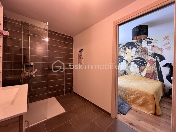 Rare à la vente – Une adresse privilégiée au cœur d’Annecy

Dans le très recherché secteur du Trésum, au sein d’une résidence récente et de prestige, découvrez ce magnifique appartement de 95 m² situé au 6ᵉ étage.

Résolument contemporain, cet appartement séduit par son élégance, sa luminosité et la qualité de ses prestations.

La pièce de vie s’ouvre sur une belle terrasse principale, offrant un panorama remarquable sur le lac et les reliefs environnants. Une seconde terrasse, coté Ouest vient compléter les espaces extérieurs.

L’espace nuit se compose de trois chambres et de deux salles de bains.

Pour parfaire ce bien rare, un double garage avec électricité est inclus au sein de la résidence.

Les atouts

• 95 m²
• 6ᵉ étage
• Résidence récente et prestigieuse
• Vue lac et montagnes
• 3 chambres
• 2 salles de bains
• Deux terrasses
• Prestations modernes et soignées
• Double garage

Un bien rare dans l’un des secteurs les plus recherchés d’Annecy, réunissant emplacement, vue, confort et prestations.

Une adresse privilégiée pour profiter pleinement du lac et de la qualité de vie annécienne.