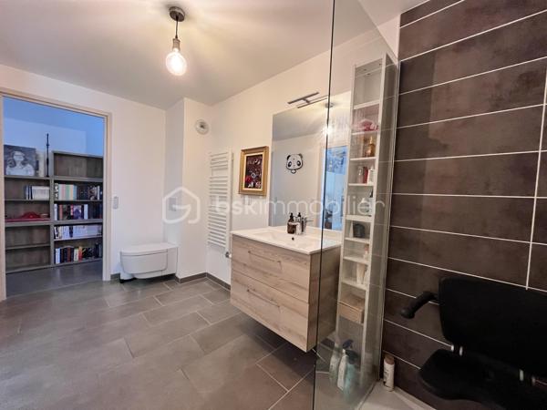 Rare à la vente – Une adresse privilégiée au cœur d’Annecy

Dans le très recherché secteur du Trésum, au sein d’une résidence récente et de prestige, découvrez ce magnifique appartement de 95 m² situé au 6ᵉ étage.

Résolument contemporain, cet appartement séduit par son élégance, sa luminosité et la qualité de ses prestations.

La pièce de vie s’ouvre sur une belle terrasse principale, offrant un panorama remarquable sur le lac et les reliefs environnants. Une seconde terrasse, coté Ouest vient compléter les espaces extérieurs.

L’espace nuit se compose de trois chambres et de deux salles de bains.

Pour parfaire ce bien rare, un double garage avec électricité est inclus au sein de la résidence.

Les atouts

• 95 m²
• 6ᵉ étage
• Résidence récente et prestigieuse
• Vue lac et montagnes
• 3 chambres
• 2 salles de bains
• Deux terrasses
• Prestations modernes et soignées
• Double garage

Un bien rare dans l’un des secteurs les plus recherchés d’Annecy, réunissant emplacement, vue, confort et prestations.

Une adresse privilégiée pour profiter pleinement du lac et de la qualité de vie annécienne.