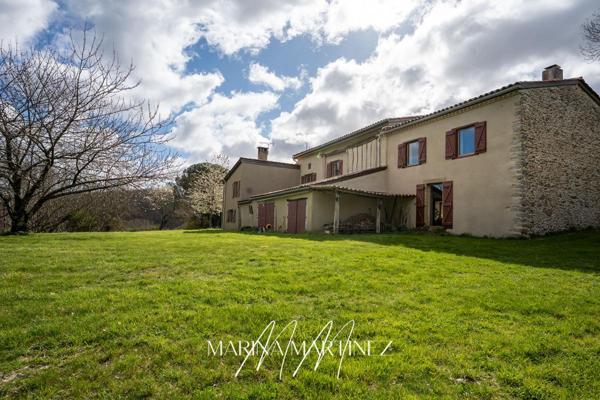 Propriété de caractère en pierre - Domaine avec gîte, terres, forêt et vue panoramique - Proche Limoux