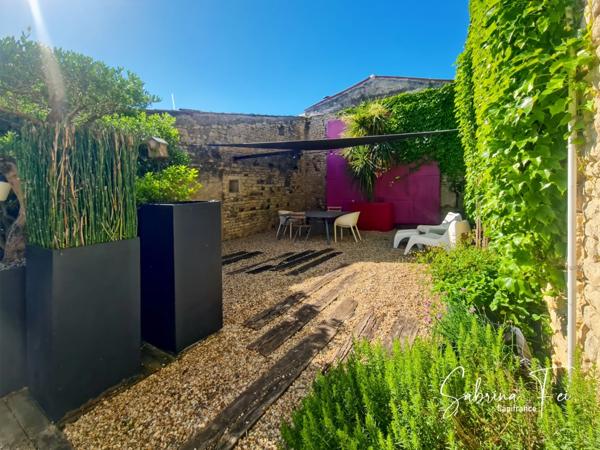 Maison en pierre au charme fou, pensée par un architecte, à deux pas de La Rochelle !