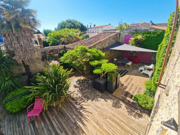 Maison en pierre au charme fou, pensée par un architecte, à deux pas de La Rochelle !