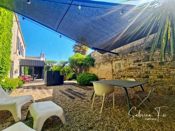 Maison en pierre au charme fou, pensée par un architecte, à deux pas de La Rochelle !