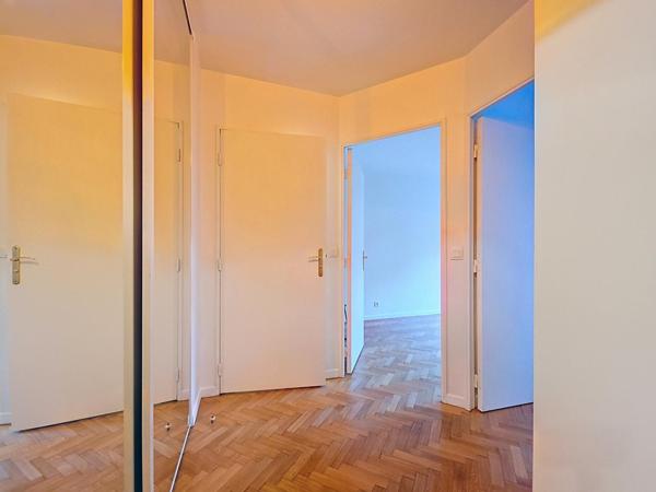 APPARTEMENT TROIS PIECES BALCON CAVE ET PARKING