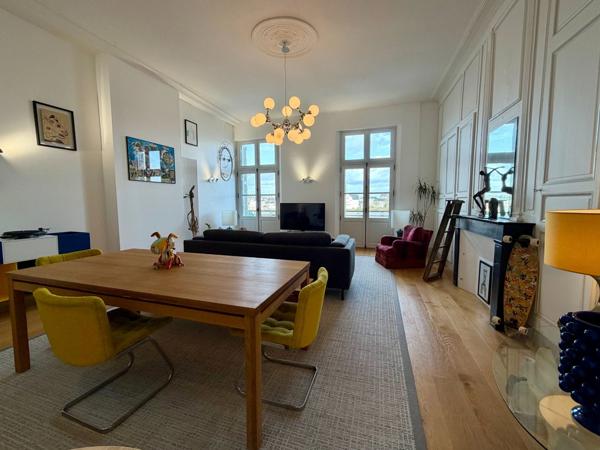 RARE SAUMUR CENTRE-VILLE, Appartement de 100m² face Loire dans un immeuble remarquable