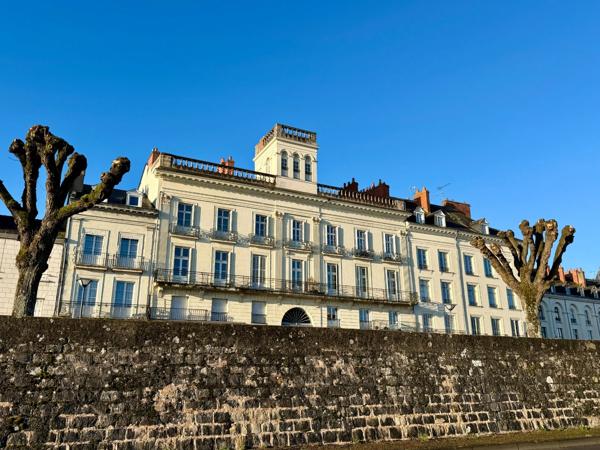 RARE SAUMUR CENTRE-VILLE, Appartement de 100m² face Loire dans un immeuble remarquable