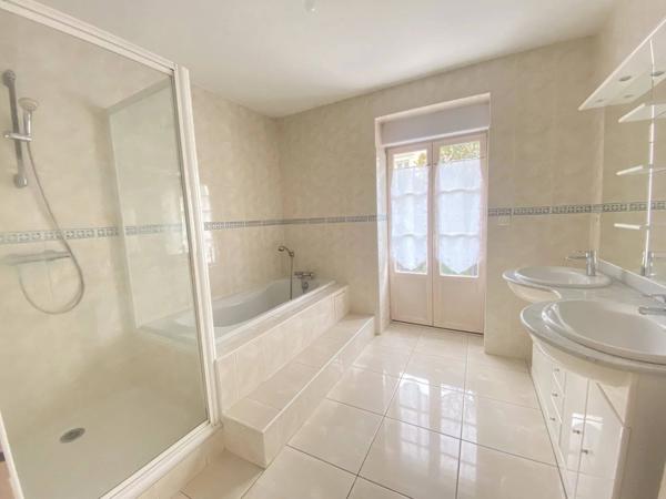 03200 VICHY - APPARTEMENT- 4 PIÈCES AVEC 2 BALCONS -TERRASSE -BOX ET CAVE -COEUR DE VILLE