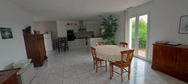 30. GARD. CLARENSAC. Elegante villa contemporaine de plain-pied de 108 m² sur terrain de 1140 m²