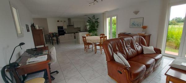 30. GARD. CLARENSAC. Elegante villa contemporaine de plain-pied de 108 m² sur terrain de 1140 m²