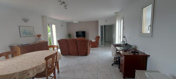 30. GARD. CLARENSAC. Elegante villa contemporaine de plain-pied de 108 m² sur terrain de 1140 m²