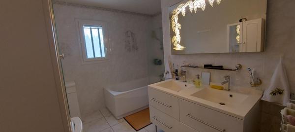 30. GARD. CLARENSAC. Elegante villa contemporaine de plain-pied de 108 m² sur terrain de 1140 m²