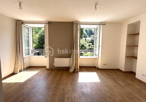 Uriage les Bains - Grand studio - Vendu libre de toute occupation - 1er étage/2
Carole ROYANEZ vous propose en exclusivité sur Uriage-les-Bains, à mi-chemin entre Grenoble et les stations de ski, ce joli studio traversant est-ouest de 23 m2 (carrez) qui offre un cadre de vie agréable, entre calme et proximité des commodités et du parc d'Uriage. Le bien est en bon état et récemment rafraîchi. Il se compose d'un coin cuisine semi-ouvert sur un bel espace à aménager en pièce à vivre et chambre, ainsi qu'une salle d'eau avec WC.
Un produit parfait pour un investissement locatif ou un pied à terre dans un endroit attractif et propice au tourisme (commune NON SOUMISE A L'ENCADREMENT DES LOYERS). Une cave en sous-sol accompagne le logement ainsi qu'une place de parking attitrée et sécurisée (par portail électrique).
La copropriété à taille humaine vient d'être créée en gestion bénévole, sans charges de copropriété avec 6 lots principaux. La taxe foncière est estimée à environ 500 euros. 
N'hésitez pas à me contacter pour programmer une visite.