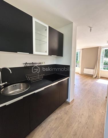Uriage les Bains - Grand studio - Vendu libre de toute occupation - 1er étage/2
Carole ROYANEZ vous propose en exclusivité sur Uriage-les-Bains, à mi-chemin entre Grenoble et les stations de ski, ce joli studio traversant est-ouest de 23 m2 (carrez) qui offre un cadre de vie agréable, entre calme et proximité des commodités et du parc d'Uriage. Le bien est en bon état et récemment rafraîchi. Il se compose d'un coin cuisine semi-ouvert sur un bel espace à aménager en pièce à vivre et chambre, ainsi qu'une salle d'eau avec WC.
Un produit parfait pour un investissement locatif ou un pied à terre dans un endroit attractif et propice au tourisme (commune NON SOUMISE A L'ENCADREMENT DES LOYERS). Une cave en sous-sol accompagne le logement ainsi qu'une place de parking attitrée et sécurisée (par portail électrique).
La copropriété à taille humaine vient d'être créée en gestion bénévole, sans charges de copropriété avec 6 lots principaux. La taxe foncière est estimée à environ 500 euros. 
N'hésitez pas à me contacter pour programmer une visite.