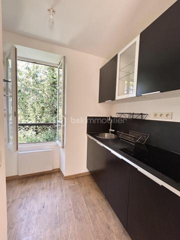 Uriage les Bains - Grand studio - Vendu libre de toute occupation - 1er étage/2
Carole ROYANEZ vous propose en exclusivité sur Uriage-les-Bains, à mi-chemin entre Grenoble et les stations de ski, ce joli studio traversant est-ouest de 23 m2 (carrez) qui offre un cadre de vie agréable, entre calme et proximité des commodités et du parc d'Uriage. Le bien est en bon état et récemment rafraîchi. Il se compose d'un coin cuisine semi-ouvert sur un bel espace à aménager en pièce à vivre et chambre, ainsi qu'une salle d'eau avec WC.
Un produit parfait pour un investissement locatif ou un pied à terre dans un endroit attractif et propice au tourisme (commune NON SOUMISE A L'ENCADREMENT DES LOYERS). Une cave en sous-sol accompagne le logement ainsi qu'une place de parking attitrée et sécurisée (par portail électrique).
La copropriété à taille humaine vient d'être créée en gestion bénévole, sans charges de copropriété avec 6 lots principaux. La taxe foncière est estimée à environ 500 euros. 
N'hésitez pas à me contacter pour programmer une visite.