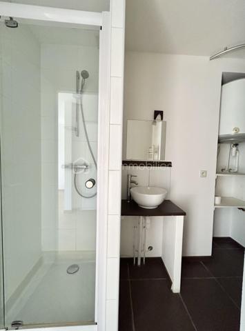 Uriage les Bains - Grand studio - Vendu libre de toute occupation - 1er étage/2
Carole ROYANEZ vous propose en exclusivité sur Uriage-les-Bains, à mi-chemin entre Grenoble et les stations de ski, ce joli studio traversant est-ouest de 23 m2 (carrez) qui offre un cadre de vie agréable, entre calme et proximité des commodités et du parc d'Uriage. Le bien est en bon état et récemment rafraîchi. Il se compose d'un coin cuisine semi-ouvert sur un bel espace à aménager en pièce à vivre et chambre, ainsi qu'une salle d'eau avec WC.
Un produit parfait pour un investissement locatif ou un pied à terre dans un endroit attractif et propice au tourisme (commune NON SOUMISE A L'ENCADREMENT DES LOYERS). Une cave en sous-sol accompagne le logement ainsi qu'une place de parking attitrée et sécurisée (par portail électrique).
La copropriété à taille humaine vient d'être créée en gestion bénévole, sans charges de copropriété avec 6 lots principaux. La taxe foncière est estimée à environ 500 euros. 
N'hésitez pas à me contacter pour programmer une visite.