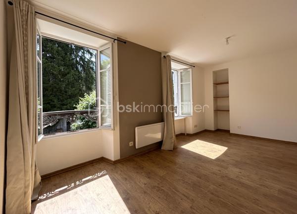 Uriage les Bains - Grand studio - Vendu libre de toute occupation - 1er étage/2
Carole ROYANEZ vous propose en exclusivité sur Uriage-les-Bains, à mi-chemin entre Grenoble et les stations de ski, ce joli studio traversant est-ouest de 23 m2 (carrez) qui offre un cadre de vie agréable, entre calme et proximité des commodités et du parc d'Uriage. Le bien est en bon état et récemment rafraîchi. Il se compose d'un coin cuisine semi-ouvert sur un bel espace à aménager en pièce à vivre et chambre, ainsi qu'une salle d'eau avec WC.
Un produit parfait pour un investissement locatif ou un pied à terre dans un endroit attractif et propice au tourisme (commune NON SOUMISE A L'ENCADREMENT DES LOYERS). Une cave en sous-sol accompagne le logement ainsi qu'une place de parking attitrée et sécurisée (par portail électrique).
La copropriété à taille humaine vient d'être créée en gestion bénévole, sans charges de copropriété avec 6 lots principaux. La taxe foncière est estimée à environ 500 euros. 
N'hésitez pas à me contacter pour programmer une visite.