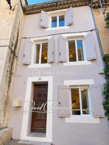 Une maison de caractère au cœur du centre historique d’Apt

Située au cœur du centre historique d’Apt, cette authentique maison de ville d’environ 83 m² offre un cadre de vie agréable, à quelques pas des commerces, écoles et services.

Répartie sur trois niveaux, elle bénéficie de nombreux travaux récents portant sur les principaux postes de la maison : toiture neuve, isolation récente, façade rénovée, double vitrage, installation électrique et chauffage refaits en 2022.

Une maison bien agencée qui permet d'envisager 2 ou 3 chambres, selon les besoins de chacun.

Au rez-de-chaussée :
Entrée avec espace buanderie et branchements pour lave-linge
Salle de bains avec baignoire et WC d’environ 6 m², restant à moderniser
Bureau ou chambre de 10 m² environ
Accès à une cave voûtée d’environ 8 m², idéale pour le stockage ou pour conserver matériel et affaires personnelles

Au 1er étage :
Bel espace de vie lumineux de 26m² avec un séjour et cuisine ouverte, offrant un espace convivial et fonctionnel

Au 2ème étage :
Chambre de 11 m² environ avec lavabo
Grande chambre de 18 m²

Sous les combles :
Mezzanine aménagée d’environ 10 m², offrant un espace supplémentaire pouvant être utilisé comme couchage d’appoint pour enfants, espace détente ou rangement.

La maison bénéficie de plusieurs améliorations récentes, des travaux importants déjà réalisés :
- Toiture neuve
- Isolation récente
- Ravalement de façade réalisé
- Fenêtres en double vitrage
- Installation électrique refaite en 2022
- Système de chauffage refait en 2022

La salle de bains constitue principalement le poste restant à moderniser.

Les atouts :
✔ Emplacement central dans le cœur historique d’Apt
✔ Rue calme
✔ Environ 83 m² habitables
✔ 2 chambres + bureau/chambre permettant une configuration 3 chambres
✔ Mezzanine sous combles
✔ Toiture, façade et isolation rénovées
✔ Double vitrage
✔ Électricité et chauffage refaits en 2022
✔ Cave voûtée d’environ 8 m²
✔ Maison libre de toute occupation

Un bien polyvalent avec cette maison qui peut parfaitement convenir à différents projets : résidence principale, pied-à-terre en Provence, investissement locatif ou location saisonnière, grâce notamment à sa situation au cœur d’Apt.
Son emplacement permet de profiter pleinement de la vie du centre-ville tout en bénéficiant d'une rue calme et d'une maison déjà largement rénovée sur ses principaux postes.

📞 Pour plus d’informations ou pour organiser une visite, contactez moi au 06 20 07 75 32.