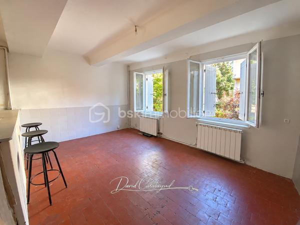 Une maison de caractère au cœur du centre historique d’Apt

Située au cœur du centre historique d’Apt, cette authentique maison de ville d’environ 83 m² offre un cadre de vie agréable, à quelques pas des commerces, écoles et services.

Répartie sur trois niveaux, elle bénéficie de nombreux travaux récents portant sur les principaux postes de la maison : toiture neuve, isolation récente, façade rénovée, double vitrage, installation électrique et chauffage refaits en 2022.

Une maison bien agencée qui permet d'envisager 2 ou 3 chambres, selon les besoins de chacun.

Au rez-de-chaussée :
Entrée avec espace buanderie et branchements pour lave-linge
Salle de bains avec baignoire et WC d’environ 6 m², restant à moderniser
Bureau ou chambre de 10 m² environ
Accès à une cave voûtée d’environ 8 m², idéale pour le stockage ou pour conserver matériel et affaires personnelles

Au 1er étage :
Bel espace de vie lumineux de 26m² avec un séjour et cuisine ouverte, offrant un espace convivial et fonctionnel

Au 2ème étage :
Chambre de 11 m² environ avec lavabo
Grande chambre de 18 m²

Sous les combles :
Mezzanine aménagée d’environ 10 m², offrant un espace supplémentaire pouvant être utilisé comme couchage d’appoint pour enfants, espace détente ou rangement.

La maison bénéficie de plusieurs améliorations récentes, des travaux importants déjà réalisés :
- Toiture neuve
- Isolation récente
- Ravalement de façade réalisé
- Fenêtres en double vitrage
- Installation électrique refaite en 2022
- Système de chauffage refait en 2022

La salle de bains constitue principalement le poste restant à moderniser.

Les atouts :
✔ Emplacement central dans le cœur historique d’Apt
✔ Rue calme
✔ Environ 83 m² habitables
✔ 2 chambres + bureau/chambre permettant une configuration 3 chambres
✔ Mezzanine sous combles
✔ Toiture, façade et isolation rénovées
✔ Double vitrage
✔ Électricité et chauffage refaits en 2022
✔ Cave voûtée d’environ 8 m²
✔ Maison libre de toute occupation

Un bien polyvalent avec cette maison qui peut parfaitement convenir à différents projets : résidence principale, pied-à-terre en Provence, investissement locatif ou location saisonnière, grâce notamment à sa situation au cœur d’Apt.
Son emplacement permet de profiter pleinement de la vie du centre-ville tout en bénéficiant d'une rue calme et d'une maison déjà largement rénovée sur ses principaux postes.

📞 Pour plus d’informations ou pour organiser une visite, contactez moi au 06 20 07 75 32.