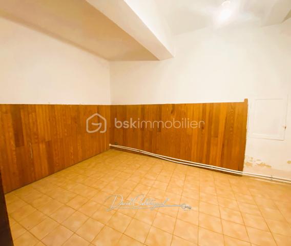 Une maison de caractère au cœur du centre historique d’Apt

Située au cœur du centre historique d’Apt, cette authentique maison de ville d’environ 83 m² offre un cadre de vie agréable, à quelques pas des commerces, écoles et services.

Répartie sur trois niveaux, elle bénéficie de nombreux travaux récents portant sur les principaux postes de la maison : toiture neuve, isolation récente, façade rénovée, double vitrage, installation électrique et chauffage refaits en 2022.

Une maison bien agencée qui permet d'envisager 2 ou 3 chambres, selon les besoins de chacun.

Au rez-de-chaussée :
Entrée avec espace buanderie et branchements pour lave-linge
Salle de bains avec baignoire et WC d’environ 6 m², restant à moderniser
Bureau ou chambre de 10 m² environ
Accès à une cave voûtée d’environ 8 m², idéale pour le stockage ou pour conserver matériel et affaires personnelles

Au 1er étage :
Bel espace de vie lumineux de 26m² avec un séjour et cuisine ouverte, offrant un espace convivial et fonctionnel

Au 2ème étage :
Chambre de 11 m² environ avec lavabo
Grande chambre de 18 m²

Sous les combles :
Mezzanine aménagée d’environ 10 m², offrant un espace supplémentaire pouvant être utilisé comme couchage d’appoint pour enfants, espace détente ou rangement.

La maison bénéficie de plusieurs améliorations récentes, des travaux importants déjà réalisés :
- Toiture neuve
- Isolation récente
- Ravalement de façade réalisé
- Fenêtres en double vitrage
- Installation électrique refaite en 2022
- Système de chauffage refait en 2022

La salle de bains constitue principalement le poste restant à moderniser.

Les atouts :
✔ Emplacement central dans le cœur historique d’Apt
✔ Rue calme
✔ Environ 83 m² habitables
✔ 2 chambres + bureau/chambre permettant une configuration 3 chambres
✔ Mezzanine sous combles
✔ Toiture, façade et isolation rénovées
✔ Double vitrage
✔ Électricité et chauffage refaits en 2022
✔ Cave voûtée d’environ 8 m²
✔ Maison libre de toute occupation

Un bien polyvalent avec cette maison qui peut parfaitement convenir à différents projets : résidence principale, pied-à-terre en Provence, investissement locatif ou location saisonnière, grâce notamment à sa situation au cœur d’Apt.
Son emplacement permet de profiter pleinement de la vie du centre-ville tout en bénéficiant d'une rue calme et d'une maison déjà largement rénovée sur ses principaux postes.

📞 Pour plus d’informations ou pour organiser une visite, contactez moi au 06 20 07 75 32.