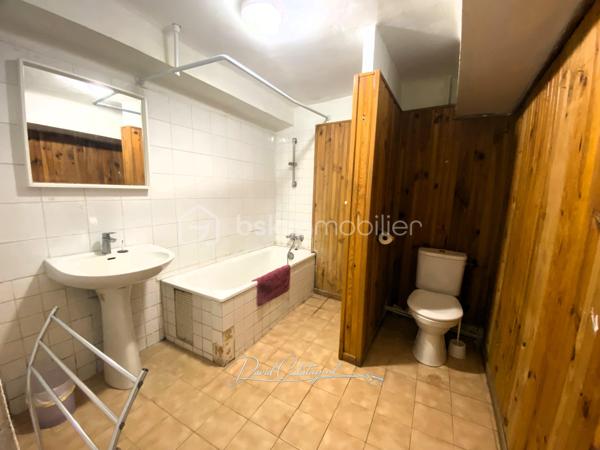 Une maison de caractère au cœur du centre historique d’Apt

Située au cœur du centre historique d’Apt, cette authentique maison de ville d’environ 83 m² offre un cadre de vie agréable, à quelques pas des commerces, écoles et services.

Répartie sur trois niveaux, elle bénéficie de nombreux travaux récents portant sur les principaux postes de la maison : toiture neuve, isolation récente, façade rénovée, double vitrage, installation électrique et chauffage refaits en 2022.

Une maison bien agencée qui permet d'envisager 2 ou 3 chambres, selon les besoins de chacun.

Au rez-de-chaussée :
Entrée avec espace buanderie et branchements pour lave-linge
Salle de bains avec baignoire et WC d’environ 6 m², restant à moderniser
Bureau ou chambre de 10 m² environ
Accès à une cave voûtée d’environ 8 m², idéale pour le stockage ou pour conserver matériel et affaires personnelles

Au 1er étage :
Bel espace de vie lumineux de 26m² avec un séjour et cuisine ouverte, offrant un espace convivial et fonctionnel

Au 2ème étage :
Chambre de 11 m² environ avec lavabo
Grande chambre de 18 m²

Sous les combles :
Mezzanine aménagée d’environ 10 m², offrant un espace supplémentaire pouvant être utilisé comme couchage d’appoint pour enfants, espace détente ou rangement.

La maison bénéficie de plusieurs améliorations récentes, des travaux importants déjà réalisés :
- Toiture neuve
- Isolation récente
- Ravalement de façade réalisé
- Fenêtres en double vitrage
- Installation électrique refaite en 2022
- Système de chauffage refait en 2022

La salle de bains constitue principalement le poste restant à moderniser.

Les atouts :
✔ Emplacement central dans le cœur historique d’Apt
✔ Rue calme
✔ Environ 83 m² habitables
✔ 2 chambres + bureau/chambre permettant une configuration 3 chambres
✔ Mezzanine sous combles
✔ Toiture, façade et isolation rénovées
✔ Double vitrage
✔ Électricité et chauffage refaits en 2022
✔ Cave voûtée d’environ 8 m²
✔ Maison libre de toute occupation

Un bien polyvalent avec cette maison qui peut parfaitement convenir à différents projets : résidence principale, pied-à-terre en Provence, investissement locatif ou location saisonnière, grâce notamment à sa situation au cœur d’Apt.
Son emplacement permet de profiter pleinement de la vie du centre-ville tout en bénéficiant d'une rue calme et d'une maison déjà largement rénovée sur ses principaux postes.

📞 Pour plus d’informations ou pour organiser une visite, contactez moi au 06 20 07 75 32.