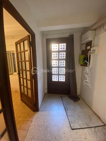 Une maison de caractère au cœur du centre historique d’Apt

Située au cœur du centre historique d’Apt, cette authentique maison de ville d’environ 83 m² offre un cadre de vie agréable, à quelques pas des commerces, écoles et services.

Répartie sur trois niveaux, elle bénéficie de nombreux travaux récents portant sur les principaux postes de la maison : toiture neuve, isolation récente, façade rénovée, double vitrage, installation électrique et chauffage refaits en 2022.

Une maison bien agencée qui permet d'envisager 2 ou 3 chambres, selon les besoins de chacun.

Au rez-de-chaussée :
Entrée avec espace buanderie et branchements pour lave-linge
Salle de bains avec baignoire et WC d’environ 6 m², restant à moderniser
Bureau ou chambre de 10 m² environ
Accès à une cave voûtée d’environ 8 m², idéale pour le stockage ou pour conserver matériel et affaires personnelles

Au 1er étage :
Bel espace de vie lumineux de 26m² avec un séjour et cuisine ouverte, offrant un espace convivial et fonctionnel

Au 2ème étage :
Chambre de 11 m² environ avec lavabo
Grande chambre de 18 m²

Sous les combles :
Mezzanine aménagée d’environ 10 m², offrant un espace supplémentaire pouvant être utilisé comme couchage d’appoint pour enfants, espace détente ou rangement.

La maison bénéficie de plusieurs améliorations récentes, des travaux importants déjà réalisés :
- Toiture neuve
- Isolation récente
- Ravalement de façade réalisé
- Fenêtres en double vitrage
- Installation électrique refaite en 2022
- Système de chauffage refait en 2022

La salle de bains constitue principalement le poste restant à moderniser.

Les atouts :
✔ Emplacement central dans le cœur historique d’Apt
✔ Rue calme
✔ Environ 83 m² habitables
✔ 2 chambres + bureau/chambre permettant une configuration 3 chambres
✔ Mezzanine sous combles
✔ Toiture, façade et isolation rénovées
✔ Double vitrage
✔ Électricité et chauffage refaits en 2022
✔ Cave voûtée d’environ 8 m²
✔ Maison libre de toute occupation

Un bien polyvalent avec cette maison qui peut parfaitement convenir à différents projets : résidence principale, pied-à-terre en Provence, investissement locatif ou location saisonnière, grâce notamment à sa situation au cœur d’Apt.
Son emplacement permet de profiter pleinement de la vie du centre-ville tout en bénéficiant d'une rue calme et d'une maison déjà largement rénovée sur ses principaux postes.

📞 Pour plus d’informations ou pour organiser une visite, contactez moi au 06 20 07 75 32.
