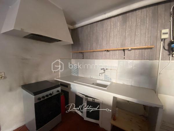 Une maison de caractère au cœur du centre historique d’Apt

Située au cœur du centre historique d’Apt, cette authentique maison de ville d’environ 83 m² offre un cadre de vie agréable, à quelques pas des commerces, écoles et services.

Répartie sur trois niveaux, elle bénéficie de nombreux travaux récents portant sur les principaux postes de la maison : toiture neuve, isolation récente, façade rénovée, double vitrage, installation électrique et chauffage refaits en 2022.

Une maison bien agencée qui permet d'envisager 2 ou 3 chambres, selon les besoins de chacun.

Au rez-de-chaussée :
Entrée avec espace buanderie et branchements pour lave-linge
Salle de bains avec baignoire et WC d’environ 6 m², restant à moderniser
Bureau ou chambre de 10 m² environ
Accès à une cave voûtée d’environ 8 m², idéale pour le stockage ou pour conserver matériel et affaires personnelles

Au 1er étage :
Bel espace de vie lumineux de 26m² avec un séjour et cuisine ouverte, offrant un espace convivial et fonctionnel

Au 2ème étage :
Chambre de 11 m² environ avec lavabo
Grande chambre de 18 m²

Sous les combles :
Mezzanine aménagée d’environ 10 m², offrant un espace supplémentaire pouvant être utilisé comme couchage d’appoint pour enfants, espace détente ou rangement.

La maison bénéficie de plusieurs améliorations récentes, des travaux importants déjà réalisés :
- Toiture neuve
- Isolation récente
- Ravalement de façade réalisé
- Fenêtres en double vitrage
- Installation électrique refaite en 2022
- Système de chauffage refait en 2022

La salle de bains constitue principalement le poste restant à moderniser.

Les atouts :
✔ Emplacement central dans le cœur historique d’Apt
✔ Rue calme
✔ Environ 83 m² habitables
✔ 2 chambres + bureau/chambre permettant une configuration 3 chambres
✔ Mezzanine sous combles
✔ Toiture, façade et isolation rénovées
✔ Double vitrage
✔ Électricité et chauffage refaits en 2022
✔ Cave voûtée d’environ 8 m²
✔ Maison libre de toute occupation

Un bien polyvalent avec cette maison qui peut parfaitement convenir à différents projets : résidence principale, pied-à-terre en Provence, investissement locatif ou location saisonnière, grâce notamment à sa situation au cœur d’Apt.
Son emplacement permet de profiter pleinement de la vie du centre-ville tout en bénéficiant d'une rue calme et d'une maison déjà largement rénovée sur ses principaux postes.

📞 Pour plus d’informations ou pour organiser une visite, contactez moi au 06 20 07 75 32.
