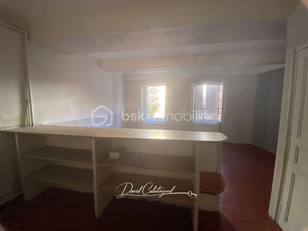Une maison de caractère au cœur du centre historique d’Apt

Située au cœur du centre historique d’Apt, cette authentique maison de ville d’environ 83 m² offre un cadre de vie agréable, à quelques pas des commerces, écoles et services.

Répartie sur trois niveaux, elle bénéficie de nombreux travaux récents portant sur les principaux postes de la maison : toiture neuve, isolation récente, façade rénovée, double vitrage, installation électrique et chauffage refaits en 2022.

Une maison bien agencée qui permet d'envisager 2 ou 3 chambres, selon les besoins de chacun.

Au rez-de-chaussée :
Entrée avec espace buanderie et branchements pour lave-linge
Salle de bains avec baignoire et WC d’environ 6 m², restant à moderniser
Bureau ou chambre de 10 m² environ
Accès à une cave voûtée d’environ 8 m², idéale pour le stockage ou pour conserver matériel et affaires personnelles

Au 1er étage :
Bel espace de vie lumineux de 26m² avec un séjour et cuisine ouverte, offrant un espace convivial et fonctionnel

Au 2ème étage :
Chambre de 11 m² environ avec lavabo
Grande chambre de 18 m²

Sous les combles :
Mezzanine aménagée d’environ 10 m², offrant un espace supplémentaire pouvant être utilisé comme couchage d’appoint pour enfants, espace détente ou rangement.

La maison bénéficie de plusieurs améliorations récentes, des travaux importants déjà réalisés :
- Toiture neuve
- Isolation récente
- Ravalement de façade réalisé
- Fenêtres en double vitrage
- Installation électrique refaite en 2022
- Système de chauffage refait en 2022

La salle de bains constitue principalement le poste restant à moderniser.

Les atouts :
✔ Emplacement central dans le cœur historique d’Apt
✔ Rue calme
✔ Environ 83 m² habitables
✔ 2 chambres + bureau/chambre permettant une configuration 3 chambres
✔ Mezzanine sous combles
✔ Toiture, façade et isolation rénovées
✔ Double vitrage
✔ Électricité et chauffage refaits en 2022
✔ Cave voûtée d’environ 8 m²
✔ Maison libre de toute occupation

Un bien polyvalent avec cette maison qui peut parfaitement convenir à différents projets : résidence principale, pied-à-terre en Provence, investissement locatif ou location saisonnière, grâce notamment à sa situation au cœur d’Apt.
Son emplacement permet de profiter pleinement de la vie du centre-ville tout en bénéficiant d'une rue calme et d'une maison déjà largement rénovée sur ses principaux postes.

📞 Pour plus d’informations ou pour organiser une visite, contactez moi au 06 20 07 75 32.
