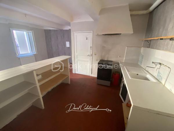 Une maison de caractère au cœur du centre historique d’Apt

Située au cœur du centre historique d’Apt, cette authentique maison de ville d’environ 83 m² offre un cadre de vie agréable, à quelques pas des commerces, écoles et services.

Répartie sur trois niveaux, elle bénéficie de nombreux travaux récents portant sur les principaux postes de la maison : toiture neuve, isolation récente, façade rénovée, double vitrage, installation électrique et chauffage refaits en 2022.

Une maison bien agencée qui permet d'envisager 2 ou 3 chambres, selon les besoins de chacun.

Au rez-de-chaussée :
Entrée avec espace buanderie et branchements pour lave-linge
Salle de bains avec baignoire et WC d’environ 6 m², restant à moderniser
Bureau ou chambre de 10 m² environ
Accès à une cave voûtée d’environ 8 m², idéale pour le stockage ou pour conserver matériel et affaires personnelles

Au 1er étage :
Bel espace de vie lumineux de 26m² avec un séjour et cuisine ouverte, offrant un espace convivial et fonctionnel

Au 2ème étage :
Chambre de 11 m² environ avec lavabo
Grande chambre de 18 m²

Sous les combles :
Mezzanine aménagée d’environ 10 m², offrant un espace supplémentaire pouvant être utilisé comme couchage d’appoint pour enfants, espace détente ou rangement.

La maison bénéficie de plusieurs améliorations récentes, des travaux importants déjà réalisés :
- Toiture neuve
- Isolation récente
- Ravalement de façade réalisé
- Fenêtres en double vitrage
- Installation électrique refaite en 2022
- Système de chauffage refait en 2022

La salle de bains constitue principalement le poste restant à moderniser.

Les atouts :
✔ Emplacement central dans le cœur historique d’Apt
✔ Rue calme
✔ Environ 83 m² habitables
✔ 2 chambres + bureau/chambre permettant une configuration 3 chambres
✔ Mezzanine sous combles
✔ Toiture, façade et isolation rénovées
✔ Double vitrage
✔ Électricité et chauffage refaits en 2022
✔ Cave voûtée d’environ 8 m²
✔ Maison libre de toute occupation

Un bien polyvalent avec cette maison qui peut parfaitement convenir à différents projets : résidence principale, pied-à-terre en Provence, investissement locatif ou location saisonnière, grâce notamment à sa situation au cœur d’Apt.
Son emplacement permet de profiter pleinement de la vie du centre-ville tout en bénéficiant d'une rue calme et d'une maison déjà largement rénovée sur ses principaux postes.

📞 Pour plus d’informations ou pour organiser une visite, contactez moi au 06 20 07 75 32.