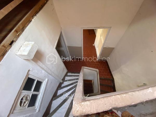 Une maison de caractère au cœur du centre historique d’Apt

Située au cœur du centre historique d’Apt, cette authentique maison de ville d’environ 83 m² offre un cadre de vie agréable, à quelques pas des commerces, écoles et services.

Répartie sur trois niveaux, elle bénéficie de nombreux travaux récents portant sur les principaux postes de la maison : toiture neuve, isolation récente, façade rénovée, double vitrage, installation électrique et chauffage refaits en 2022.

Une maison bien agencée qui permet d'envisager 2 ou 3 chambres, selon les besoins de chacun.

Au rez-de-chaussée :
Entrée avec espace buanderie et branchements pour lave-linge
Salle de bains avec baignoire et WC d’environ 6 m², restant à moderniser
Bureau ou chambre de 10 m² environ
Accès à une cave voûtée d’environ 8 m², idéale pour le stockage ou pour conserver matériel et affaires personnelles

Au 1er étage :
Bel espace de vie lumineux de 26m² avec un séjour et cuisine ouverte, offrant un espace convivial et fonctionnel

Au 2ème étage :
Chambre de 11 m² environ avec lavabo
Grande chambre de 18 m²

Sous les combles :
Mezzanine aménagée d’environ 10 m², offrant un espace supplémentaire pouvant être utilisé comme couchage d’appoint pour enfants, espace détente ou rangement.

La maison bénéficie de plusieurs améliorations récentes, des travaux importants déjà réalisés :
- Toiture neuve
- Isolation récente
- Ravalement de façade réalisé
- Fenêtres en double vitrage
- Installation électrique refaite en 2022
- Système de chauffage refait en 2022

La salle de bains constitue principalement le poste restant à moderniser.

Les atouts :
✔ Emplacement central dans le cœur historique d’Apt
✔ Rue calme
✔ Environ 83 m² habitables
✔ 2 chambres + bureau/chambre permettant une configuration 3 chambres
✔ Mezzanine sous combles
✔ Toiture, façade et isolation rénovées
✔ Double vitrage
✔ Électricité et chauffage refaits en 2022
✔ Cave voûtée d’environ 8 m²
✔ Maison libre de toute occupation

Un bien polyvalent avec cette maison qui peut parfaitement convenir à différents projets : résidence principale, pied-à-terre en Provence, investissement locatif ou location saisonnière, grâce notamment à sa situation au cœur d’Apt.
Son emplacement permet de profiter pleinement de la vie du centre-ville tout en bénéficiant d'une rue calme et d'une maison déjà largement rénovée sur ses principaux postes.

📞 Pour plus d’informations ou pour organiser une visite, contactez moi au 06 20 07 75 32.