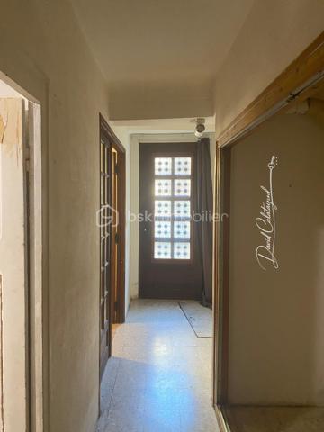 Une maison de caractère au cœur du centre historique d’Apt

Située au cœur du centre historique d’Apt, cette authentique maison de ville d’environ 83 m² offre un cadre de vie agréable, à quelques pas des commerces, écoles et services.

Répartie sur trois niveaux, elle bénéficie de nombreux travaux récents portant sur les principaux postes de la maison : toiture neuve, isolation récente, façade rénovée, double vitrage, installation électrique et chauffage refaits en 2022.

Une maison bien agencée qui permet d'envisager 2 ou 3 chambres, selon les besoins de chacun.

Au rez-de-chaussée :
Entrée avec espace buanderie et branchements pour lave-linge
Salle de bains avec baignoire et WC d’environ 6 m², restant à moderniser
Bureau ou chambre de 10 m² environ
Accès à une cave voûtée d’environ 8 m², idéale pour le stockage ou pour conserver matériel et affaires personnelles

Au 1er étage :
Bel espace de vie lumineux de 26m² avec un séjour et cuisine ouverte, offrant un espace convivial et fonctionnel

Au 2ème étage :
Chambre de 11 m² environ avec lavabo
Grande chambre de 18 m²

Sous les combles :
Mezzanine aménagée d’environ 10 m², offrant un espace supplémentaire pouvant être utilisé comme couchage d’appoint pour enfants, espace détente ou rangement.

La maison bénéficie de plusieurs améliorations récentes, des travaux importants déjà réalisés :
- Toiture neuve
- Isolation récente
- Ravalement de façade réalisé
- Fenêtres en double vitrage
- Installation électrique refaite en 2022
- Système de chauffage refait en 2022

La salle de bains constitue principalement le poste restant à moderniser.

Les atouts :
✔ Emplacement central dans le cœur historique d’Apt
✔ Rue calme
✔ Environ 83 m² habitables
✔ 2 chambres + bureau/chambre permettant une configuration 3 chambres
✔ Mezzanine sous combles
✔ Toiture, façade et isolation rénovées
✔ Double vitrage
✔ Électricité et chauffage refaits en 2022
✔ Cave voûtée d’environ 8 m²
✔ Maison libre de toute occupation

Un bien polyvalent avec cette maison qui peut parfaitement convenir à différents projets : résidence principale, pied-à-terre en Provence, investissement locatif ou location saisonnière, grâce notamment à sa situation au cœur d’Apt.
Son emplacement permet de profiter pleinement de la vie du centre-ville tout en bénéficiant d'une rue calme et d'une maison déjà largement rénovée sur ses principaux postes.

📞 Pour plus d’informations ou pour organiser une visite, contactez moi au 06 20 07 75 32.