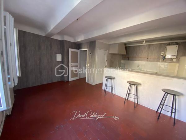 Une maison de caractère au cœur du centre historique d’Apt

Située au cœur du centre historique d’Apt, cette authentique maison de ville d’environ 83 m² offre un cadre de vie agréable, à quelques pas des commerces, écoles et services.

Répartie sur trois niveaux, elle bénéficie de nombreux travaux récents portant sur les principaux postes de la maison : toiture neuve, isolation récente, façade rénovée, double vitrage, installation électrique et chauffage refaits en 2022.

Une maison bien agencée qui permet d'envisager 2 ou 3 chambres, selon les besoins de chacun.

Au rez-de-chaussée :
Entrée avec espace buanderie et branchements pour lave-linge
Salle de bains avec baignoire et WC d’environ 6 m², restant à moderniser
Bureau ou chambre de 10 m² environ
Accès à une cave voûtée d’environ 8 m², idéale pour le stockage ou pour conserver matériel et affaires personnelles

Au 1er étage :
Bel espace de vie lumineux de 26m² avec un séjour et cuisine ouverte, offrant un espace convivial et fonctionnel

Au 2ème étage :
Chambre de 11 m² environ avec lavabo
Grande chambre de 18 m²

Sous les combles :
Mezzanine aménagée d’environ 10 m², offrant un espace supplémentaire pouvant être utilisé comme couchage d’appoint pour enfants, espace détente ou rangement.

La maison bénéficie de plusieurs améliorations récentes, des travaux importants déjà réalisés :
- Toiture neuve
- Isolation récente
- Ravalement de façade réalisé
- Fenêtres en double vitrage
- Installation électrique refaite en 2022
- Système de chauffage refait en 2022

La salle de bains constitue principalement le poste restant à moderniser.

Les atouts :
✔ Emplacement central dans le cœur historique d’Apt
✔ Rue calme
✔ Environ 83 m² habitables
✔ 2 chambres + bureau/chambre permettant une configuration 3 chambres
✔ Mezzanine sous combles
✔ Toiture, façade et isolation rénovées
✔ Double vitrage
✔ Électricité et chauffage refaits en 2022
✔ Cave voûtée d’environ 8 m²
✔ Maison libre de toute occupation

Un bien polyvalent avec cette maison qui peut parfaitement convenir à différents projets : résidence principale, pied-à-terre en Provence, investissement locatif ou location saisonnière, grâce notamment à sa situation au cœur d’Apt.
Son emplacement permet de profiter pleinement de la vie du centre-ville tout en bénéficiant d'une rue calme et d'une maison déjà largement rénovée sur ses principaux postes.

📞 Pour plus d’informations ou pour organiser une visite, contactez moi au 06 20 07 75 32.
