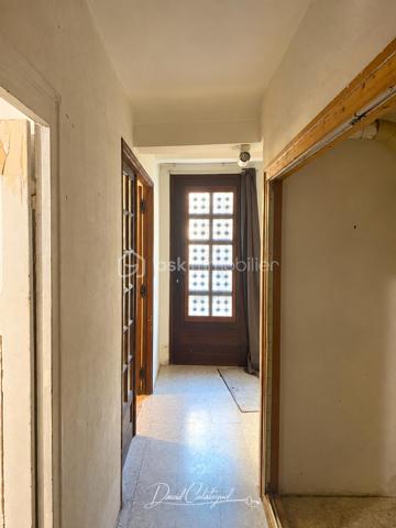 Une maison de caractère au cœur du centre historique d’Apt

Située au cœur du centre historique d’Apt, cette authentique maison de ville d’environ 83 m² offre un cadre de vie agréable, à quelques pas des commerces, écoles et services.

Répartie sur trois niveaux, elle bénéficie de nombreux travaux récents portant sur les principaux postes de la maison : toiture neuve, isolation récente, façade rénovée, double vitrage, installation électrique et chauffage refaits en 2022.

Une maison bien agencée qui permet d'envisager 2 ou 3 chambres, selon les besoins de chacun.

Au rez-de-chaussée :
Entrée avec espace buanderie et branchements pour lave-linge
Salle de bains avec baignoire et WC d’environ 6 m², restant à moderniser
Bureau ou chambre de 10 m² environ
Accès à une cave voûtée d’environ 8 m², idéale pour le stockage ou pour conserver matériel et affaires personnelles

Au 1er étage :
Bel espace de vie lumineux de 26m² avec un séjour et cuisine ouverte, offrant un espace convivial et fonctionnel

Au 2ème étage :
Chambre de 11 m² environ avec lavabo
Grande chambre de 18 m²

Sous les combles :
Mezzanine aménagée d’environ 10 m², offrant un espace supplémentaire pouvant être utilisé comme couchage d’appoint pour enfants, espace détente ou rangement.

La maison bénéficie de plusieurs améliorations récentes, des travaux importants déjà réalisés :
- Toiture neuve
- Isolation récente
- Ravalement de façade réalisé
- Fenêtres en double vitrage
- Installation électrique refaite en 2022
- Système de chauffage refait en 2022

La salle de bains constitue principalement le poste restant à moderniser.

Les atouts :
✔ Emplacement central dans le cœur historique d’Apt
✔ Rue calme
✔ Environ 83 m² habitables
✔ 2 chambres + bureau/chambre permettant une configuration 3 chambres
✔ Mezzanine sous combles
✔ Toiture, façade et isolation rénovées
✔ Double vitrage
✔ Électricité et chauffage refaits en 2022
✔ Cave voûtée d’environ 8 m²
✔ Maison libre de toute occupation

Un bien polyvalent avec cette maison qui peut parfaitement convenir à différents projets : résidence principale, pied-à-terre en Provence, investissement locatif ou location saisonnière, grâce notamment à sa situation au cœur d’Apt.
Son emplacement permet de profiter pleinement de la vie du centre-ville tout en bénéficiant d'une rue calme et d'une maison déjà largement rénovée sur ses principaux postes.

📞 Pour plus d’informations ou pour organiser une visite, contactez moi au 06 20 07 75 32.