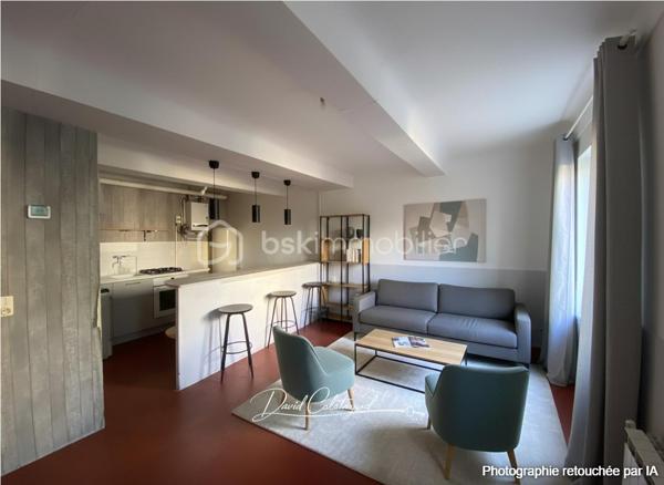 Une maison de caractère au cœur du centre historique d’Apt

Située au cœur du centre historique d’Apt, cette authentique maison de ville d’environ 83 m² offre un cadre de vie agréable, à quelques pas des commerces, écoles et services.

Répartie sur trois niveaux, elle bénéficie de nombreux travaux récents portant sur les principaux postes de la maison : toiture neuve, isolation récente, façade rénovée, double vitrage, installation électrique et chauffage refaits en 2022.

Une maison bien agencée qui permet d'envisager 2 ou 3 chambres, selon les besoins de chacun.

Au rez-de-chaussée :
Entrée avec espace buanderie et branchements pour lave-linge
Salle de bains avec baignoire et WC d’environ 6 m², restant à moderniser
Bureau ou chambre de 10 m² environ
Accès à une cave voûtée d’environ 8 m², idéale pour le stockage ou pour conserver matériel et affaires personnelles

Au 1er étage :
Bel espace de vie lumineux de 26m² avec un séjour et cuisine ouverte, offrant un espace convivial et fonctionnel

Au 2ème étage :
Chambre de 11 m² environ avec lavabo
Grande chambre de 18 m²

Sous les combles :
Mezzanine aménagée d’environ 10 m², offrant un espace supplémentaire pouvant être utilisé comme couchage d’appoint pour enfants, espace détente ou rangement.

La maison bénéficie de plusieurs améliorations récentes, des travaux importants déjà réalisés :
- Toiture neuve
- Isolation récente
- Ravalement de façade réalisé
- Fenêtres en double vitrage
- Installation électrique refaite en 2022
- Système de chauffage refait en 2022

La salle de bains constitue principalement le poste restant à moderniser.

Les atouts :
✔ Emplacement central dans le cœur historique d’Apt
✔ Rue calme
✔ Environ 83 m² habitables
✔ 2 chambres + bureau/chambre permettant une configuration 3 chambres
✔ Mezzanine sous combles
✔ Toiture, façade et isolation rénovées
✔ Double vitrage
✔ Électricité et chauffage refaits en 2022
✔ Cave voûtée d’environ 8 m²
✔ Maison libre de toute occupation

Un bien polyvalent avec cette maison qui peut parfaitement convenir à différents projets : résidence principale, pied-à-terre en Provence, investissement locatif ou location saisonnière, grâce notamment à sa situation au cœur d’Apt.
Son emplacement permet de profiter pleinement de la vie du centre-ville tout en bénéficiant d'une rue calme et d'une maison déjà largement rénovée sur ses principaux postes.

📞 Pour plus d’informations ou pour organiser une visite, contactez moi au 06 20 07 75 32.