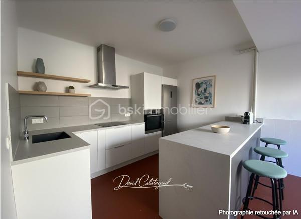 Une maison de caractère au cœur du centre historique d’Apt

Située au cœur du centre historique d’Apt, cette authentique maison de ville d’environ 83 m² offre un cadre de vie agréable, à quelques pas des commerces, écoles et services.

Répartie sur trois niveaux, elle bénéficie de nombreux travaux récents portant sur les principaux postes de la maison : toiture neuve, isolation récente, façade rénovée, double vitrage, installation électrique et chauffage refaits en 2022.

Une maison bien agencée qui permet d'envisager 2 ou 3 chambres, selon les besoins de chacun.

Au rez-de-chaussée :
Entrée avec espace buanderie et branchements pour lave-linge
Salle de bains avec baignoire et WC d’environ 6 m², restant à moderniser
Bureau ou chambre de 10 m² environ
Accès à une cave voûtée d’environ 8 m², idéale pour le stockage ou pour conserver matériel et affaires personnelles

Au 1er étage :
Bel espace de vie lumineux de 26m² avec un séjour et cuisine ouverte, offrant un espace convivial et fonctionnel

Au 2ème étage :
Chambre de 11 m² environ avec lavabo
Grande chambre de 18 m²

Sous les combles :
Mezzanine aménagée d’environ 10 m², offrant un espace supplémentaire pouvant être utilisé comme couchage d’appoint pour enfants, espace détente ou rangement.

La maison bénéficie de plusieurs améliorations récentes, des travaux importants déjà réalisés :
- Toiture neuve
- Isolation récente
- Ravalement de façade réalisé
- Fenêtres en double vitrage
- Installation électrique refaite en 2022
- Système de chauffage refait en 2022

La salle de bains constitue principalement le poste restant à moderniser.

Les atouts :
✔ Emplacement central dans le cœur historique d’Apt
✔ Rue calme
✔ Environ 83 m² habitables
✔ 2 chambres + bureau/chambre permettant une configuration 3 chambres
✔ Mezzanine sous combles
✔ Toiture, façade et isolation rénovées
✔ Double vitrage
✔ Électricité et chauffage refaits en 2022
✔ Cave voûtée d’environ 8 m²
✔ Maison libre de toute occupation

Un bien polyvalent avec cette maison qui peut parfaitement convenir à différents projets : résidence principale, pied-à-terre en Provence, investissement locatif ou location saisonnière, grâce notamment à sa situation au cœur d’Apt.
Son emplacement permet de profiter pleinement de la vie du centre-ville tout en bénéficiant d'une rue calme et d'une maison déjà largement rénovée sur ses principaux postes.

📞 Pour plus d’informations ou pour organiser une visite, contactez moi au 06 20 07 75 32.