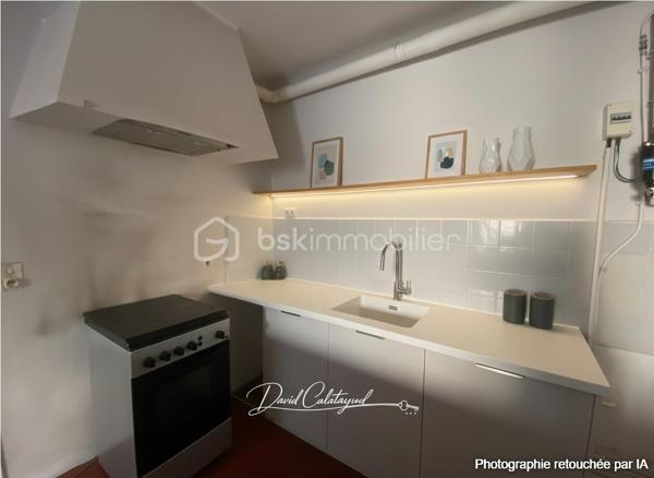Une maison de caractère au cœur du centre historique d’Apt

Située au cœur du centre historique d’Apt, cette authentique maison de ville d’environ 83 m² offre un cadre de vie agréable, à quelques pas des commerces, écoles et services.

Répartie sur trois niveaux, elle bénéficie de nombreux travaux récents portant sur les principaux postes de la maison : toiture neuve, isolation récente, façade rénovée, double vitrage, installation électrique et chauffage refaits en 2022.

Une maison bien agencée qui permet d'envisager 2 ou 3 chambres, selon les besoins de chacun.

Au rez-de-chaussée :
Entrée avec espace buanderie et branchements pour lave-linge
Salle de bains avec baignoire et WC d’environ 6 m², restant à moderniser
Bureau ou chambre de 10 m² environ
Accès à une cave voûtée d’environ 8 m², idéale pour le stockage ou pour conserver matériel et affaires personnelles

Au 1er étage :
Bel espace de vie lumineux de 26m² avec un séjour et cuisine ouverte, offrant un espace convivial et fonctionnel

Au 2ème étage :
Chambre de 11 m² environ avec lavabo
Grande chambre de 18 m²

Sous les combles :
Mezzanine aménagée d’environ 10 m², offrant un espace supplémentaire pouvant être utilisé comme couchage d’appoint pour enfants, espace détente ou rangement.

La maison bénéficie de plusieurs améliorations récentes, des travaux importants déjà réalisés :
- Toiture neuve
- Isolation récente
- Ravalement de façade réalisé
- Fenêtres en double vitrage
- Installation électrique refaite en 2022
- Système de chauffage refait en 2022

La salle de bains constitue principalement le poste restant à moderniser.

Les atouts :
✔ Emplacement central dans le cœur historique d’Apt
✔ Rue calme
✔ Environ 83 m² habitables
✔ 2 chambres + bureau/chambre permettant une configuration 3 chambres
✔ Mezzanine sous combles
✔ Toiture, façade et isolation rénovées
✔ Double vitrage
✔ Électricité et chauffage refaits en 2022
✔ Cave voûtée d’environ 8 m²
✔ Maison libre de toute occupation

Un bien polyvalent avec cette maison qui peut parfaitement convenir à différents projets : résidence principale, pied-à-terre en Provence, investissement locatif ou location saisonnière, grâce notamment à sa situation au cœur d’Apt.
Son emplacement permet de profiter pleinement de la vie du centre-ville tout en bénéficiant d'une rue calme et d'une maison déjà largement rénovée sur ses principaux postes.

📞 Pour plus d’informations ou pour organiser une visite, contactez moi au 06 20 07 75 32.