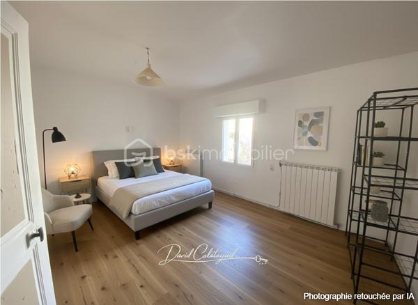 Une maison de caractère au cœur du centre historique d’Apt

Située au cœur du centre historique d’Apt, cette authentique maison de ville d’environ 83 m² offre un cadre de vie agréable, à quelques pas des commerces, écoles et services.

Répartie sur trois niveaux, elle bénéficie de nombreux travaux récents portant sur les principaux postes de la maison : toiture neuve, isolation récente, façade rénovée, double vitrage, installation électrique et chauffage refaits en 2022.

Une maison bien agencée qui permet d'envisager 2 ou 3 chambres, selon les besoins de chacun.

Au rez-de-chaussée :
Entrée avec espace buanderie et branchements pour lave-linge
Salle de bains avec baignoire et WC d’environ 6 m², restant à moderniser
Bureau ou chambre de 10 m² environ
Accès à une cave voûtée d’environ 8 m², idéale pour le stockage ou pour conserver matériel et affaires personnelles

Au 1er étage :
Bel espace de vie lumineux de 26m² avec un séjour et cuisine ouverte, offrant un espace convivial et fonctionnel

Au 2ème étage :
Chambre de 11 m² environ avec lavabo
Grande chambre de 18 m²

Sous les combles :
Mezzanine aménagée d’environ 10 m², offrant un espace supplémentaire pouvant être utilisé comme couchage d’appoint pour enfants, espace détente ou rangement.

La maison bénéficie de plusieurs améliorations récentes, des travaux importants déjà réalisés :
- Toiture neuve
- Isolation récente
- Ravalement de façade réalisé
- Fenêtres en double vitrage
- Installation électrique refaite en 2022
- Système de chauffage refait en 2022

La salle de bains constitue principalement le poste restant à moderniser.

Les atouts :
✔ Emplacement central dans le cœur historique d’Apt
✔ Rue calme
✔ Environ 83 m² habitables
✔ 2 chambres + bureau/chambre permettant une configuration 3 chambres
✔ Mezzanine sous combles
✔ Toiture, façade et isolation rénovées
✔ Double vitrage
✔ Électricité et chauffage refaits en 2022
✔ Cave voûtée d’environ 8 m²
✔ Maison libre de toute occupation

Un bien polyvalent avec cette maison qui peut parfaitement convenir à différents projets : résidence principale, pied-à-terre en Provence, investissement locatif ou location saisonnière, grâce notamment à sa situation au cœur d’Apt.
Son emplacement permet de profiter pleinement de la vie du centre-ville tout en bénéficiant d'une rue calme et d'une maison déjà largement rénovée sur ses principaux postes.

📞 Pour plus d’informations ou pour organiser une visite, contactez moi au 06 20 07 75 32.