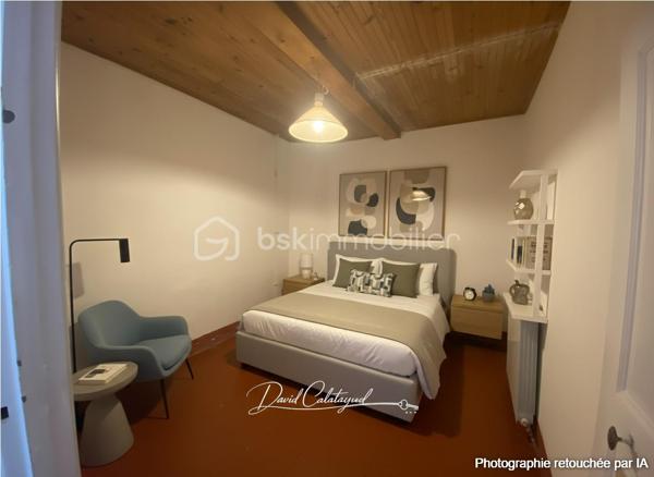 Une maison de caractère au cœur du centre historique d’Apt

Située au cœur du centre historique d’Apt, cette authentique maison de ville d’environ 83 m² offre un cadre de vie agréable, à quelques pas des commerces, écoles et services.

Répartie sur trois niveaux, elle bénéficie de nombreux travaux récents portant sur les principaux postes de la maison : toiture neuve, isolation récente, façade rénovée, double vitrage, installation électrique et chauffage refaits en 2022.

Une maison bien agencée qui permet d'envisager 2 ou 3 chambres, selon les besoins de chacun.

Au rez-de-chaussée :
Entrée avec espace buanderie et branchements pour lave-linge
Salle de bains avec baignoire et WC d’environ 6 m², restant à moderniser
Bureau ou chambre de 10 m² environ
Accès à une cave voûtée d’environ 8 m², idéale pour le stockage ou pour conserver matériel et affaires personnelles

Au 1er étage :
Bel espace de vie lumineux de 26m² avec un séjour et cuisine ouverte, offrant un espace convivial et fonctionnel

Au 2ème étage :
Chambre de 11 m² environ avec lavabo
Grande chambre de 18 m²

Sous les combles :
Mezzanine aménagée d’environ 10 m², offrant un espace supplémentaire pouvant être utilisé comme couchage d’appoint pour enfants, espace détente ou rangement.

La maison bénéficie de plusieurs améliorations récentes, des travaux importants déjà réalisés :
- Toiture neuve
- Isolation récente
- Ravalement de façade réalisé
- Fenêtres en double vitrage
- Installation électrique refaite en 2022
- Système de chauffage refait en 2022

La salle de bains constitue principalement le poste restant à moderniser.

Les atouts :
✔ Emplacement central dans le cœur historique d’Apt
✔ Rue calme
✔ Environ 83 m² habitables
✔ 2 chambres + bureau/chambre permettant une configuration 3 chambres
✔ Mezzanine sous combles
✔ Toiture, façade et isolation rénovées
✔ Double vitrage
✔ Électricité et chauffage refaits en 2022
✔ Cave voûtée d’environ 8 m²
✔ Maison libre de toute occupation

Un bien polyvalent avec cette maison qui peut parfaitement convenir à différents projets : résidence principale, pied-à-terre en Provence, investissement locatif ou location saisonnière, grâce notamment à sa situation au cœur d’Apt.
Son emplacement permet de profiter pleinement de la vie du centre-ville tout en bénéficiant d'une rue calme et d'une maison déjà largement rénovée sur ses principaux postes.

📞 Pour plus d’informations ou pour organiser une visite, contactez moi au 06 20 07 75 32.