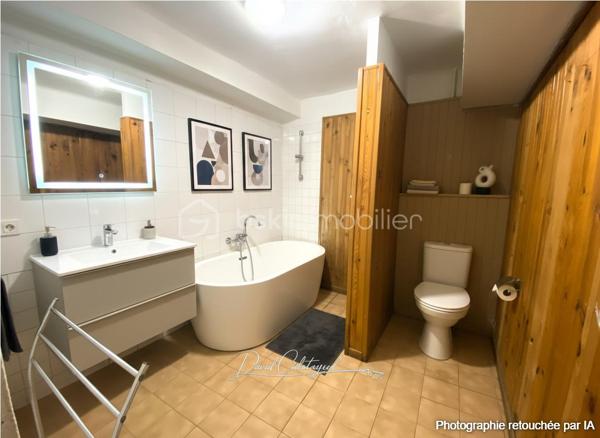 Une maison de caractère au cœur du centre historique d’Apt

Située au cœur du centre historique d’Apt, cette authentique maison de ville d’environ 83 m² offre un cadre de vie agréable, à quelques pas des commerces, écoles et services.

Répartie sur trois niveaux, elle bénéficie de nombreux travaux récents portant sur les principaux postes de la maison : toiture neuve, isolation récente, façade rénovée, double vitrage, installation électrique et chauffage refaits en 2022.

Une maison bien agencée qui permet d'envisager 2 ou 3 chambres, selon les besoins de chacun.

Au rez-de-chaussée :
Entrée avec espace buanderie et branchements pour lave-linge
Salle de bains avec baignoire et WC d’environ 6 m², restant à moderniser
Bureau ou chambre de 10 m² environ
Accès à une cave voûtée d’environ 8 m², idéale pour le stockage ou pour conserver matériel et affaires personnelles

Au 1er étage :
Bel espace de vie lumineux de 26m² avec un séjour et cuisine ouverte, offrant un espace convivial et fonctionnel

Au 2ème étage :
Chambre de 11 m² environ avec lavabo
Grande chambre de 18 m²

Sous les combles :
Mezzanine aménagée d’environ 10 m², offrant un espace supplémentaire pouvant être utilisé comme couchage d’appoint pour enfants, espace détente ou rangement.

La maison bénéficie de plusieurs améliorations récentes, des travaux importants déjà réalisés :
- Toiture neuve
- Isolation récente
- Ravalement de façade réalisé
- Fenêtres en double vitrage
- Installation électrique refaite en 2022
- Système de chauffage refait en 2022

La salle de bains constitue principalement le poste restant à moderniser.

Les atouts :
✔ Emplacement central dans le cœur historique d’Apt
✔ Rue calme
✔ Environ 83 m² habitables
✔ 2 chambres + bureau/chambre permettant une configuration 3 chambres
✔ Mezzanine sous combles
✔ Toiture, façade et isolation rénovées
✔ Double vitrage
✔ Électricité et chauffage refaits en 2022
✔ Cave voûtée d’environ 8 m²
✔ Maison libre de toute occupation

Un bien polyvalent avec cette maison qui peut parfaitement convenir à différents projets : résidence principale, pied-à-terre en Provence, investissement locatif ou location saisonnière, grâce notamment à sa situation au cœur d’Apt.
Son emplacement permet de profiter pleinement de la vie du centre-ville tout en bénéficiant d'une rue calme et d'une maison déjà largement rénovée sur ses principaux postes.

📞 Pour plus d’informations ou pour organiser une visite, contactez moi au 06 20 07 75 32.