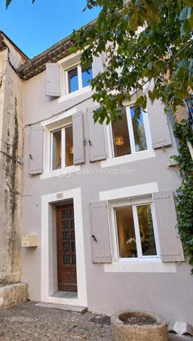 Une maison de caractère au cœur du centre historique d’Apt

Située au cœur du centre historique d’Apt, cette authentique maison de ville d’environ 83 m² offre un cadre de vie agréable, à quelques pas des commerces, écoles et services.

Répartie sur trois niveaux, elle bénéficie de nombreux travaux récents portant sur les principaux postes de la maison : toiture neuve, isolation récente, façade rénovée, double vitrage, installation électrique et chauffage refaits en 2022.

Une maison bien agencée qui permet d'envisager 2 ou 3 chambres, selon les besoins de chacun.

Au rez-de-chaussée :
Entrée avec espace buanderie et branchements pour lave-linge
Salle de bains avec baignoire et WC d’environ 6 m², restant à moderniser
Bureau ou chambre de 10 m² environ
Accès à une cave voûtée d’environ 8 m², idéale pour le stockage ou pour conserver matériel et affaires personnelles

Au 1er étage :
Bel espace de vie lumineux de 26m² avec un séjour et cuisine ouverte, offrant un espace convivial et fonctionnel

Au 2ème étage :
Chambre de 11 m² environ avec lavabo
Grande chambre de 18 m²

Sous les combles :
Mezzanine aménagée d’environ 10 m², offrant un espace supplémentaire pouvant être utilisé comme couchage d’appoint pour enfants, espace détente ou rangement.

La maison bénéficie de plusieurs améliorations récentes, des travaux importants déjà réalisés :
- Toiture neuve
- Isolation récente
- Ravalement de façade réalisé
- Fenêtres en double vitrage
- Installation électrique refaite en 2022
- Système de chauffage refait en 2022

La salle de bains constitue principalement le poste restant à moderniser.

Les atouts :
✔ Emplacement central dans le cœur historique d’Apt
✔ Rue calme
✔ Environ 83 m² habitables
✔ 2 chambres + bureau/chambre permettant une configuration 3 chambres
✔ Mezzanine sous combles
✔ Toiture, façade et isolation rénovées
✔ Double vitrage
✔ Électricité et chauffage refaits en 2022
✔ Cave voûtée d’environ 8 m²
✔ Maison libre de toute occupation

Un bien polyvalent avec cette maison qui peut parfaitement convenir à différents projets : résidence principale, pied-à-terre en Provence, investissement locatif ou location saisonnière, grâce notamment à sa situation au cœur d’Apt.
Son emplacement permet de profiter pleinement de la vie du centre-ville tout en bénéficiant d'une rue calme et d'une maison déjà largement rénovée sur ses principaux postes.

📞 Pour plus d’informations ou pour organiser une visite, contactez moi au 06 20 07 75 32.