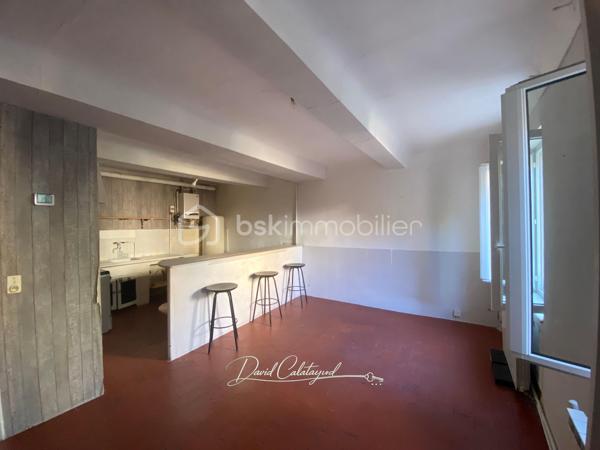 Une maison de caractère au cœur du centre historique d’Apt

Située au cœur du centre historique d’Apt, cette authentique maison de ville d’environ 83 m² offre un cadre de vie agréable, à quelques pas des commerces, écoles et services.

Répartie sur trois niveaux, elle bénéficie de nombreux travaux récents portant sur les principaux postes de la maison : toiture neuve, isolation récente, façade rénovée, double vitrage, installation électrique et chauffage refaits en 2022.

Une maison bien agencée qui permet d'envisager 2 ou 3 chambres, selon les besoins de chacun.

Au rez-de-chaussée :
Entrée avec espace buanderie et branchements pour lave-linge
Salle de bains avec baignoire et WC d’environ 6 m², restant à moderniser
Bureau ou chambre de 10 m² environ
Accès à une cave voûtée d’environ 8 m², idéale pour le stockage ou pour conserver matériel et affaires personnelles

Au 1er étage :
Bel espace de vie lumineux de 26m² avec un séjour et cuisine ouverte, offrant un espace convivial et fonctionnel

Au 2ème étage :
Chambre de 11 m² environ avec lavabo
Grande chambre de 18 m²

Sous les combles :
Mezzanine aménagée d’environ 10 m², offrant un espace supplémentaire pouvant être utilisé comme couchage d’appoint pour enfants, espace détente ou rangement.

La maison bénéficie de plusieurs améliorations récentes, des travaux importants déjà réalisés :
- Toiture neuve
- Isolation récente
- Ravalement de façade réalisé
- Fenêtres en double vitrage
- Installation électrique refaite en 2022
- Système de chauffage refait en 2022

La salle de bains constitue principalement le poste restant à moderniser.

Les atouts :
✔ Emplacement central dans le cœur historique d’Apt
✔ Rue calme
✔ Environ 83 m² habitables
✔ 2 chambres + bureau/chambre permettant une configuration 3 chambres
✔ Mezzanine sous combles
✔ Toiture, façade et isolation rénovées
✔ Double vitrage
✔ Électricité et chauffage refaits en 2022
✔ Cave voûtée d’environ 8 m²
✔ Maison libre de toute occupation

Un bien polyvalent avec cette maison qui peut parfaitement convenir à différents projets : résidence principale, pied-à-terre en Provence, investissement locatif ou location saisonnière, grâce notamment à sa situation au cœur d’Apt.
Son emplacement permet de profiter pleinement de la vie du centre-ville tout en bénéficiant d'une rue calme et d'une maison déjà largement rénovée sur ses principaux postes.

📞 Pour plus d’informations ou pour organiser une visite, contactez moi au 06 20 07 75 32.