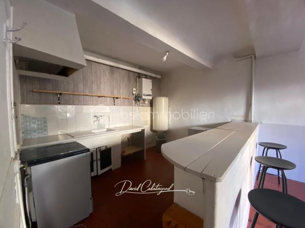 Une maison de caractère au cœur du centre historique d’Apt

Située au cœur du centre historique d’Apt, cette authentique maison de ville d’environ 83 m² offre un cadre de vie agréable, à quelques pas des commerces, écoles et services.

Répartie sur trois niveaux, elle bénéficie de nombreux travaux récents portant sur les principaux postes de la maison : toiture neuve, isolation récente, façade rénovée, double vitrage, installation électrique et chauffage refaits en 2022.

Une maison bien agencée qui permet d'envisager 2 ou 3 chambres, selon les besoins de chacun.

Au rez-de-chaussée :
Entrée avec espace buanderie et branchements pour lave-linge
Salle de bains avec baignoire et WC d’environ 6 m², restant à moderniser
Bureau ou chambre de 10 m² environ
Accès à une cave voûtée d’environ 8 m², idéale pour le stockage ou pour conserver matériel et affaires personnelles

Au 1er étage :
Bel espace de vie lumineux de 26m² avec un séjour et cuisine ouverte, offrant un espace convivial et fonctionnel

Au 2ème étage :
Chambre de 11 m² environ avec lavabo
Grande chambre de 18 m²

Sous les combles :
Mezzanine aménagée d’environ 10 m², offrant un espace supplémentaire pouvant être utilisé comme couchage d’appoint pour enfants, espace détente ou rangement.

La maison bénéficie de plusieurs améliorations récentes, des travaux importants déjà réalisés :
- Toiture neuve
- Isolation récente
- Ravalement de façade réalisé
- Fenêtres en double vitrage
- Installation électrique refaite en 2022
- Système de chauffage refait en 2022

La salle de bains constitue principalement le poste restant à moderniser.

Les atouts :
✔ Emplacement central dans le cœur historique d’Apt
✔ Rue calme
✔ Environ 83 m² habitables
✔ 2 chambres + bureau/chambre permettant une configuration 3 chambres
✔ Mezzanine sous combles
✔ Toiture, façade et isolation rénovées
✔ Double vitrage
✔ Électricité et chauffage refaits en 2022
✔ Cave voûtée d’environ 8 m²
✔ Maison libre de toute occupation

Un bien polyvalent avec cette maison qui peut parfaitement convenir à différents projets : résidence principale, pied-à-terre en Provence, investissement locatif ou location saisonnière, grâce notamment à sa situation au cœur d’Apt.
Son emplacement permet de profiter pleinement de la vie du centre-ville tout en bénéficiant d'une rue calme et d'une maison déjà largement rénovée sur ses principaux postes.

📞 Pour plus d’informations ou pour organiser une visite, contactez moi au 06 20 07 75 32.