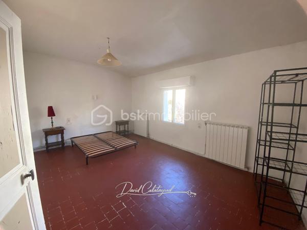 Une maison de caractère au cœur du centre historique d’Apt

Située au cœur du centre historique d’Apt, cette authentique maison de ville d’environ 83 m² offre un cadre de vie agréable, à quelques pas des commerces, écoles et services.

Répartie sur trois niveaux, elle bénéficie de nombreux travaux récents portant sur les principaux postes de la maison : toiture neuve, isolation récente, façade rénovée, double vitrage, installation électrique et chauffage refaits en 2022.

Une maison bien agencée qui permet d'envisager 2 ou 3 chambres, selon les besoins de chacun.

Au rez-de-chaussée :
Entrée avec espace buanderie et branchements pour lave-linge
Salle de bains avec baignoire et WC d’environ 6 m², restant à moderniser
Bureau ou chambre de 10 m² environ
Accès à une cave voûtée d’environ 8 m², idéale pour le stockage ou pour conserver matériel et affaires personnelles

Au 1er étage :
Bel espace de vie lumineux de 26m² avec un séjour et cuisine ouverte, offrant un espace convivial et fonctionnel

Au 2ème étage :
Chambre de 11 m² environ avec lavabo
Grande chambre de 18 m²

Sous les combles :
Mezzanine aménagée d’environ 10 m², offrant un espace supplémentaire pouvant être utilisé comme couchage d’appoint pour enfants, espace détente ou rangement.

La maison bénéficie de plusieurs améliorations récentes, des travaux importants déjà réalisés :
- Toiture neuve
- Isolation récente
- Ravalement de façade réalisé
- Fenêtres en double vitrage
- Installation électrique refaite en 2022
- Système de chauffage refait en 2022

La salle de bains constitue principalement le poste restant à moderniser.

Les atouts :
✔ Emplacement central dans le cœur historique d’Apt
✔ Rue calme
✔ Environ 83 m² habitables
✔ 2 chambres + bureau/chambre permettant une configuration 3 chambres
✔ Mezzanine sous combles
✔ Toiture, façade et isolation rénovées
✔ Double vitrage
✔ Électricité et chauffage refaits en 2022
✔ Cave voûtée d’environ 8 m²
✔ Maison libre de toute occupation

Un bien polyvalent avec cette maison qui peut parfaitement convenir à différents projets : résidence principale, pied-à-terre en Provence, investissement locatif ou location saisonnière, grâce notamment à sa situation au cœur d’Apt.
Son emplacement permet de profiter pleinement de la vie du centre-ville tout en bénéficiant d'une rue calme et d'une maison déjà largement rénovée sur ses principaux postes.

📞 Pour plus d’informations ou pour organiser une visite, contactez moi au 06 20 07 75 32.