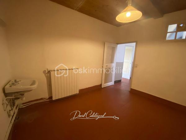 Une maison de caractère au cœur du centre historique d’Apt

Située au cœur du centre historique d’Apt, cette authentique maison de ville d’environ 83 m² offre un cadre de vie agréable, à quelques pas des commerces, écoles et services.

Répartie sur trois niveaux, elle bénéficie de nombreux travaux récents portant sur les principaux postes de la maison : toiture neuve, isolation récente, façade rénovée, double vitrage, installation électrique et chauffage refaits en 2022.

Une maison bien agencée qui permet d'envisager 2 ou 3 chambres, selon les besoins de chacun.

Au rez-de-chaussée :
Entrée avec espace buanderie et branchements pour lave-linge
Salle de bains avec baignoire et WC d’environ 6 m², restant à moderniser
Bureau ou chambre de 10 m² environ
Accès à une cave voûtée d’environ 8 m², idéale pour le stockage ou pour conserver matériel et affaires personnelles

Au 1er étage :
Bel espace de vie lumineux de 26m² avec un séjour et cuisine ouverte, offrant un espace convivial et fonctionnel

Au 2ème étage :
Chambre de 11 m² environ avec lavabo
Grande chambre de 18 m²

Sous les combles :
Mezzanine aménagée d’environ 10 m², offrant un espace supplémentaire pouvant être utilisé comme couchage d’appoint pour enfants, espace détente ou rangement.

La maison bénéficie de plusieurs améliorations récentes, des travaux importants déjà réalisés :
- Toiture neuve
- Isolation récente
- Ravalement de façade réalisé
- Fenêtres en double vitrage
- Installation électrique refaite en 2022
- Système de chauffage refait en 2022

La salle de bains constitue principalement le poste restant à moderniser.

Les atouts :
✔ Emplacement central dans le cœur historique d’Apt
✔ Rue calme
✔ Environ 83 m² habitables
✔ 2 chambres + bureau/chambre permettant une configuration 3 chambres
✔ Mezzanine sous combles
✔ Toiture, façade et isolation rénovées
✔ Double vitrage
✔ Électricité et chauffage refaits en 2022
✔ Cave voûtée d’environ 8 m²
✔ Maison libre de toute occupation

Un bien polyvalent avec cette maison qui peut parfaitement convenir à différents projets : résidence principale, pied-à-terre en Provence, investissement locatif ou location saisonnière, grâce notamment à sa situation au cœur d’Apt.
Son emplacement permet de profiter pleinement de la vie du centre-ville tout en bénéficiant d'une rue calme et d'une maison déjà largement rénovée sur ses principaux postes.

📞 Pour plus d’informations ou pour organiser une visite, contactez moi au 06 20 07 75 32.