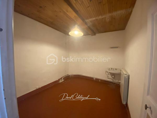 Une maison de caractère au cœur du centre historique d’Apt

Située au cœur du centre historique d’Apt, cette authentique maison de ville d’environ 83 m² offre un cadre de vie agréable, à quelques pas des commerces, écoles et services.

Répartie sur trois niveaux, elle bénéficie de nombreux travaux récents portant sur les principaux postes de la maison : toiture neuve, isolation récente, façade rénovée, double vitrage, installation électrique et chauffage refaits en 2022.

Une maison bien agencée qui permet d'envisager 2 ou 3 chambres, selon les besoins de chacun.

Au rez-de-chaussée :
Entrée avec espace buanderie et branchements pour lave-linge
Salle de bains avec baignoire et WC d’environ 6 m², restant à moderniser
Bureau ou chambre de 10 m² environ
Accès à une cave voûtée d’environ 8 m², idéale pour le stockage ou pour conserver matériel et affaires personnelles

Au 1er étage :
Bel espace de vie lumineux de 26m² avec un séjour et cuisine ouverte, offrant un espace convivial et fonctionnel

Au 2ème étage :
Chambre de 11 m² environ avec lavabo
Grande chambre de 18 m²

Sous les combles :
Mezzanine aménagée d’environ 10 m², offrant un espace supplémentaire pouvant être utilisé comme couchage d’appoint pour enfants, espace détente ou rangement.

La maison bénéficie de plusieurs améliorations récentes, des travaux importants déjà réalisés :
- Toiture neuve
- Isolation récente
- Ravalement de façade réalisé
- Fenêtres en double vitrage
- Installation électrique refaite en 2022
- Système de chauffage refait en 2022

La salle de bains constitue principalement le poste restant à moderniser.

Les atouts :
✔ Emplacement central dans le cœur historique d’Apt
✔ Rue calme
✔ Environ 83 m² habitables
✔ 2 chambres + bureau/chambre permettant une configuration 3 chambres
✔ Mezzanine sous combles
✔ Toiture, façade et isolation rénovées
✔ Double vitrage
✔ Électricité et chauffage refaits en 2022
✔ Cave voûtée d’environ 8 m²
✔ Maison libre de toute occupation

Un bien polyvalent avec cette maison qui peut parfaitement convenir à différents projets : résidence principale, pied-à-terre en Provence, investissement locatif ou location saisonnière, grâce notamment à sa situation au cœur d’Apt.
Son emplacement permet de profiter pleinement de la vie du centre-ville tout en bénéficiant d'une rue calme et d'une maison déjà largement rénovée sur ses principaux postes.

📞 Pour plus d’informations ou pour organiser une visite, contactez moi au 06 20 07 75 32.