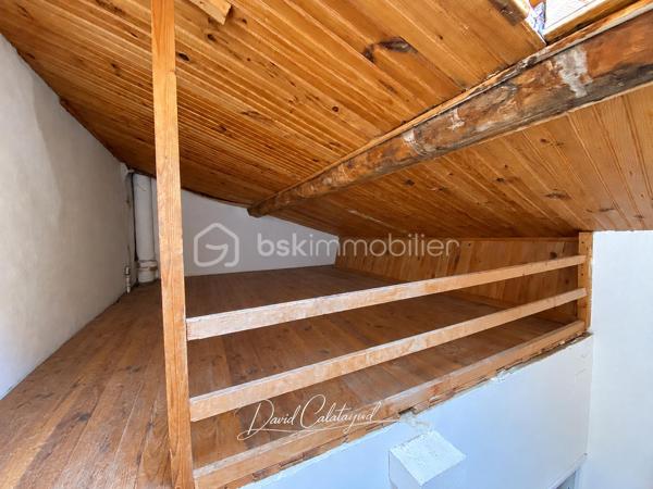 Une maison de caractère au cœur du centre historique d’Apt

Située au cœur du centre historique d’Apt, cette authentique maison de ville d’environ 83 m² offre un cadre de vie agréable, à quelques pas des commerces, écoles et services.

Répartie sur trois niveaux, elle bénéficie de nombreux travaux récents portant sur les principaux postes de la maison : toiture neuve, isolation récente, façade rénovée, double vitrage, installation électrique et chauffage refaits en 2022.

Une maison bien agencée qui permet d'envisager 2 ou 3 chambres, selon les besoins de chacun.

Au rez-de-chaussée :
Entrée avec espace buanderie et branchements pour lave-linge
Salle de bains avec baignoire et WC d’environ 6 m², restant à moderniser
Bureau ou chambre de 10 m² environ
Accès à une cave voûtée d’environ 8 m², idéale pour le stockage ou pour conserver matériel et affaires personnelles

Au 1er étage :
Bel espace de vie lumineux de 26m² avec un séjour et cuisine ouverte, offrant un espace convivial et fonctionnel

Au 2ème étage :
Chambre de 11 m² environ avec lavabo
Grande chambre de 18 m²

Sous les combles :
Mezzanine aménagée d’environ 10 m², offrant un espace supplémentaire pouvant être utilisé comme couchage d’appoint pour enfants, espace détente ou rangement.

La maison bénéficie de plusieurs améliorations récentes, des travaux importants déjà réalisés :
- Toiture neuve
- Isolation récente
- Ravalement de façade réalisé
- Fenêtres en double vitrage
- Installation électrique refaite en 2022
- Système de chauffage refait en 2022

La salle de bains constitue principalement le poste restant à moderniser.

Les atouts :
✔ Emplacement central dans le cœur historique d’Apt
✔ Rue calme
✔ Environ 83 m² habitables
✔ 2 chambres + bureau/chambre permettant une configuration 3 chambres
✔ Mezzanine sous combles
✔ Toiture, façade et isolation rénovées
✔ Double vitrage
✔ Électricité et chauffage refaits en 2022
✔ Cave voûtée d’environ 8 m²
✔ Maison libre de toute occupation

Un bien polyvalent avec cette maison qui peut parfaitement convenir à différents projets : résidence principale, pied-à-terre en Provence, investissement locatif ou location saisonnière, grâce notamment à sa situation au cœur d’Apt.
Son emplacement permet de profiter pleinement de la vie du centre-ville tout en bénéficiant d'une rue calme et d'une maison déjà largement rénovée sur ses principaux postes.

📞 Pour plus d’informations ou pour organiser une visite, contactez moi au 06 20 07 75 32.