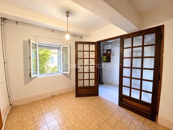 Une maison de caractère au cœur du centre historique d’Apt

Située au cœur du centre historique d’Apt, cette authentique maison de ville d’environ 83 m² offre un cadre de vie agréable, à quelques pas des commerces, écoles et services.

Répartie sur trois niveaux, elle bénéficie de nombreux travaux récents portant sur les principaux postes de la maison : toiture neuve, isolation récente, façade rénovée, double vitrage, installation électrique et chauffage refaits en 2022.

Une maison bien agencée qui permet d'envisager 2 ou 3 chambres, selon les besoins de chacun.

Au rez-de-chaussée :
Entrée avec espace buanderie et branchements pour lave-linge
Salle de bains avec baignoire et WC d’environ 6 m², restant à moderniser
Bureau ou chambre de 10 m² environ
Accès à une cave voûtée d’environ 8 m², idéale pour le stockage ou pour conserver matériel et affaires personnelles

Au 1er étage :
Bel espace de vie lumineux de 26m² avec un séjour et cuisine ouverte, offrant un espace convivial et fonctionnel

Au 2ème étage :
Chambre de 11 m² environ avec lavabo
Grande chambre de 18 m²

Sous les combles :
Mezzanine aménagée d’environ 10 m², offrant un espace supplémentaire pouvant être utilisé comme couchage d’appoint pour enfants, espace détente ou rangement.

La maison bénéficie de plusieurs améliorations récentes, des travaux importants déjà réalisés :
- Toiture neuve
- Isolation récente
- Ravalement de façade réalisé
- Fenêtres en double vitrage
- Installation électrique refaite en 2022
- Système de chauffage refait en 2022

La salle de bains constitue principalement le poste restant à moderniser.

Les atouts :
✔ Emplacement central dans le cœur historique d’Apt
✔ Rue calme
✔ Environ 83 m² habitables
✔ 2 chambres + bureau/chambre permettant une configuration 3 chambres
✔ Mezzanine sous combles
✔ Toiture, façade et isolation rénovées
✔ Double vitrage
✔ Électricité et chauffage refaits en 2022
✔ Cave voûtée d’environ 8 m²
✔ Maison libre de toute occupation

Un bien polyvalent avec cette maison qui peut parfaitement convenir à différents projets : résidence principale, pied-à-terre en Provence, investissement locatif ou location saisonnière, grâce notamment à sa situation au cœur d’Apt.
Son emplacement permet de profiter pleinement de la vie du centre-ville tout en bénéficiant d'une rue calme et d'une maison déjà largement rénovée sur ses principaux postes.

📞 Pour plus d’informations ou pour organiser une visite, contactez moi au 06 20 07 75 32.