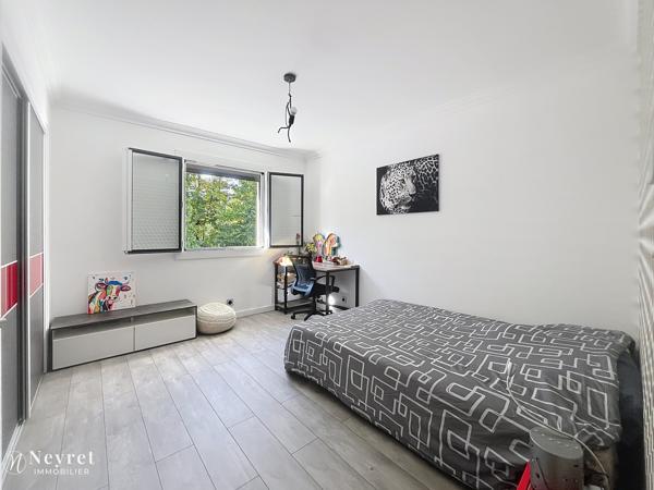 Coup de coeur assuré pour cette maison familiale située à VERNAISON dans un écrin de verdure à la limite de CH