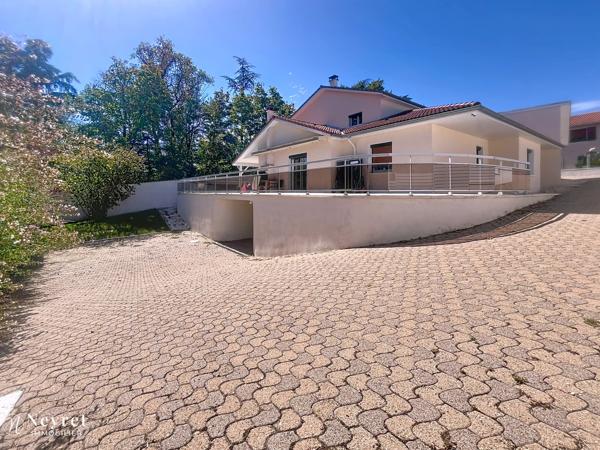 Coup de coeur assuré pour cette maison familiale située à VERNAISON dans un écrin de verdure à la limite de CH